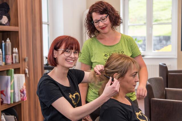 Antonia Gaisbauer wollte schon immer Friseurin werden. Lehrlingsausbilderin Bianca Fenzl-Singer und ebenfalls -Ausbilderin Susanne Kainberger (v.l.) unterstützen ihren Lehrling tatkräftig.  | Foto: Alfred Hofer