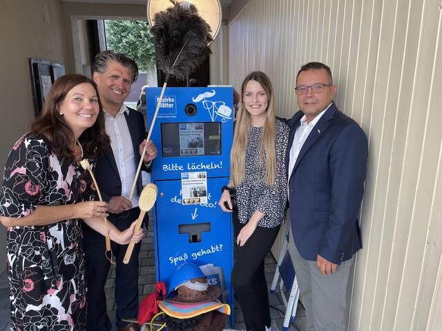 Die Fotobox der Bezirksblätter Burgenland kam bei den Besuchern der Jubiläumsfeier gut an. So manch lustiger Schnappschuss entstand hier. | Foto: WKBGLD