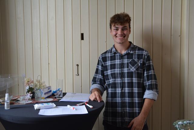 Beim Eingang zur Jubiläumsfeier der Bürstenerzeugung wurde auf Einhaltung der 3-G-Regel geachtet. | Foto: dpi