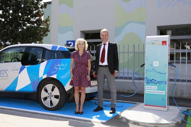 TIWAG-Vorstandsvorsitzender Erich Entstrasser und Bürgermeisterin Elisabeth Blanik freuen sich über die planmäßige Fertigstellung der neuen E-Ladeinfrastruktur in Lienz. | Foto: TIWAG/Fuchs