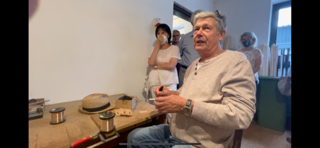 Georg Lehner Junior erklärte worauf es bei der Bürstenerzeugung ankommt.