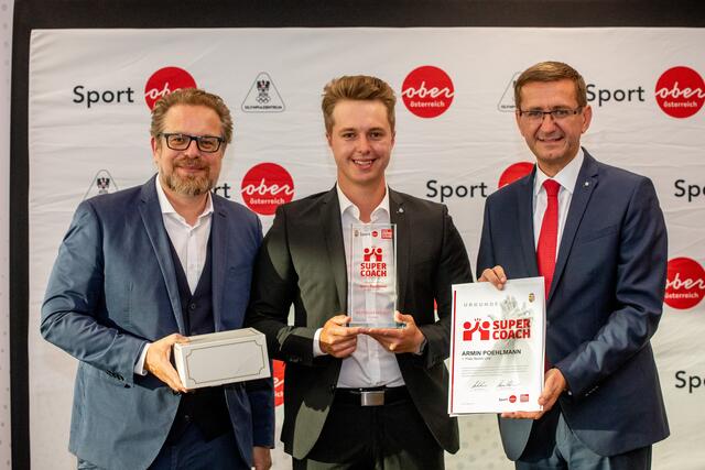 Armin Poehlmann (ÖTB Urfahr, Tennis) wurde Supercoach in der Stadt Linz. Am Foto mit Landesrat Markus Achleitner und BezirksRundschau-Geschäftsführer Thomas Reiter.  | Foto: BRS/Pils