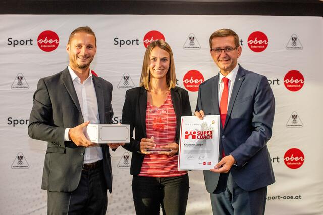 Katharina Auer nahm für ihre Schwester Kristina Auer (Reit- und Fahrverein Gschwandt, Voltigieren) die Supercoach-Auszeichnung im Bezirk Gmunden entgegen. Am Foto mit Landesrat Markus Achleitner (re.) und Thomas Kramesberger (Stv. Chefredakteur BezirksRundschau). | Foto: BRS/Pils