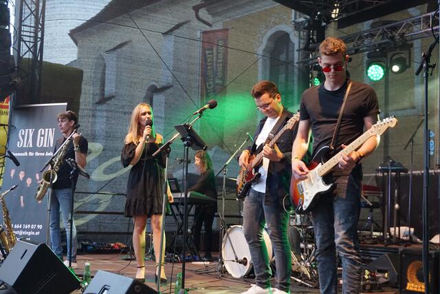 Die Fürstenfelder Band "SixGin" machte vor dem Auftritt von Josh. bereits für ordentlich Stimmung.