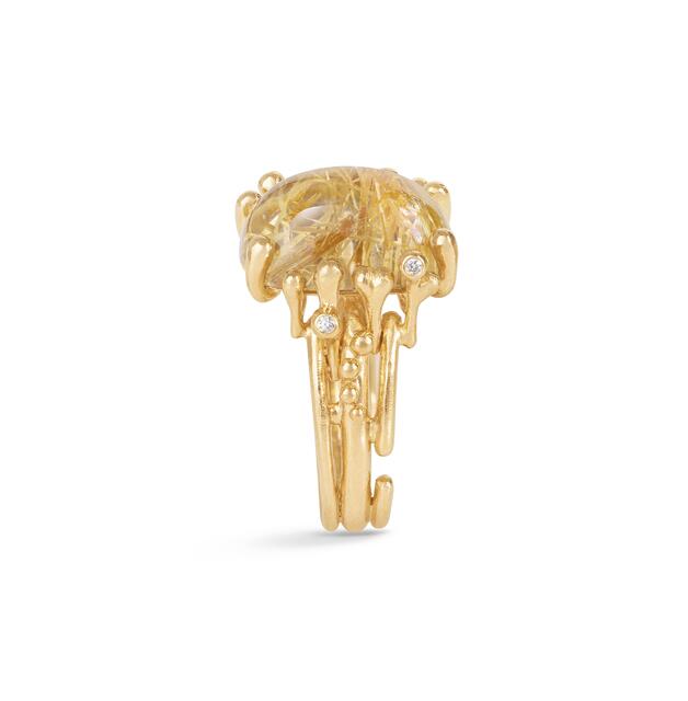 Auch golden funkelnde Ringe beinhaltet die Kollektion.  | Foto: Ole Lynggaard