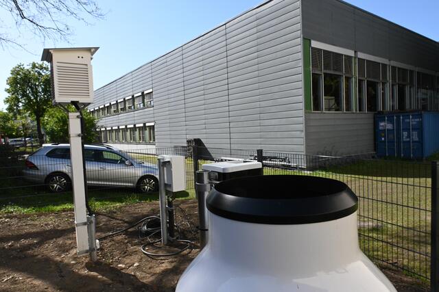 Eine Messstation im Rahmen des FFG-Projektes „GREENsChOOLENERGY“ wurde bei der HTL 1 in Klagenfurt errichtet. Schule und Stadt sind an dem Forschungsprojekt beteiligt. Die Daten werden von der ZAMG ausgewertet. | Foto: HTL1