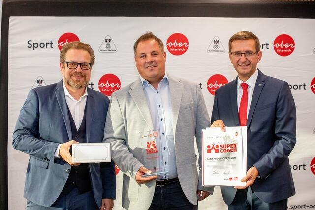 Alexander Oppolzer (SPG Wilhering/Mühlbach, Fußball) wurde Supercoach im Bezirk Linz-Land. Am Foto mit Landesrat Markus Achleitner (re.) und BezirksRundschau-Geschäftsführer Thomas Reiter.  | Foto: BRS/Pils