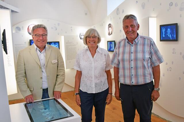 Landeshauptmann Stellvertreter Heinrich Schellhorn (li.) besucht das Stille Nacht Museum Mariapfarr; Christa Pritz (Präsidentin Stille Nacht Gesellschaft) und Bernhard Rohrmoser (Pfarrer Mariapfarr) führten ihn durch. | Foto: Land Salzburg/Lucas Kröll