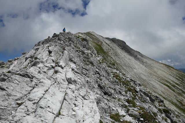 Nur kurz wird es am Weißeck ein wenig felsiger.  | Foto: Thomas Neuhold