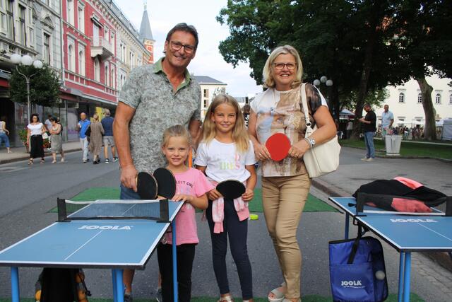 Tischtennis-Profis: Leonie und Valentina mit Oma und Opa | Foto: RMK