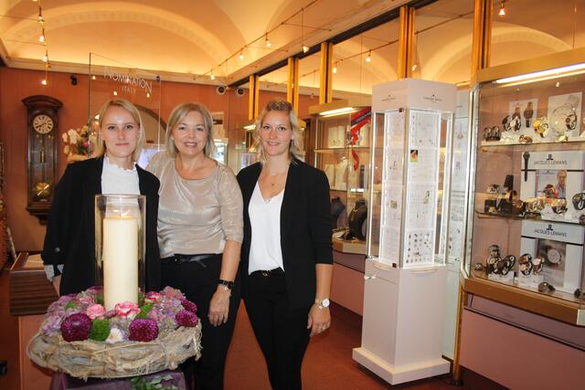 Die jungen Damen vom Juwelier Tschikof | Foto: RMK