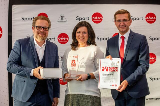 Lydia Trauner (SG Prinz Bunnenbau, Volleyball) wurde Supercoach im Bezirk Perg. Am Foto mit Landesrat Markus Achleitner (re.) und BezirksRundschau-Geschäftsführer Thomas Reiter. | Foto: BRS/Pils