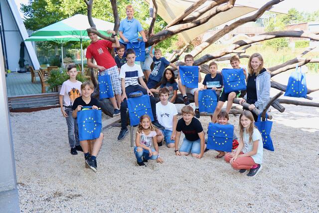 Europa programmieren": Die Workshop-Teilnehmer mit Kursleiterin „Cym“ Simone van Groenstijn. | Foto: Alfred Mayer