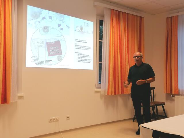Der Architekt Alfred Bramberger geht bei der Ortsbildgestaltung sehr auf die Wünsche der Bürgerinnen und Bürger ein. | Foto: MG Wies