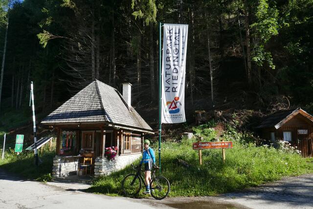 Am Mauthäusel vor dem Riedingtal - Radler und Radlerinnen sind natürlich mautbefreit.  | Foto: Thomas Neuhold