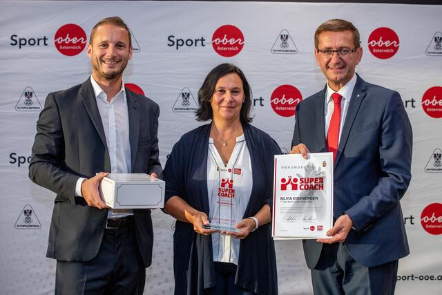 Silvia Eidenberger (Sportunion Schweinbach, Kinderkunstturnen) wurde Supercoach im Bezirk Urfahr-Umgebung. Am Foto mit Landesrat Markus Achleitner (re.) und Thomas Kramesberger (Stv. Chefredakteur BezirksRundschau). | Foto: BRS/Pils
