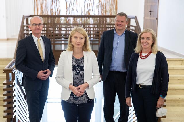 Bernd Lamprecht, leitender Facharzt für Lungenheilkunde am Kepler Universitätsklinikum, Christine Haberlander, Tilmann Königswieser und Carmen Breitwieser, Leiterin des Corona-Krisenstabs des Landes OÖ (v. l.). | Foto: Land OÖ/Liedl