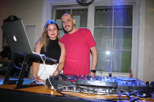 Sorgen für Stimmung: An den Turn Tables DJ Andy Rythm und Laura | Foto: RMK