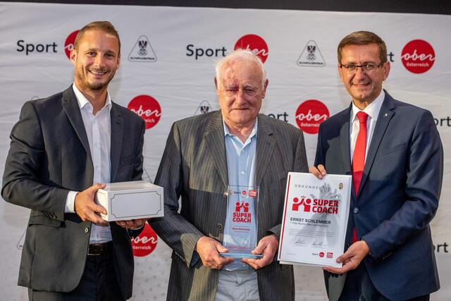 Ernst Schlemmer (DBK Steyrer Hexen, Basketball Nachwuchs) wurde Supercoach in Steyr und Steyr-Land. Am Foto mit Landesrat Markus Achleitner (re.) und Thomas Kramesberger (Stv. Chefredakteur BezirksRundschau).Am Foto mit Landesrat Markus Achleitner (re.) und Thomas Kramesberger (Stv. Chefredakteur BezirksRundschau). | Foto: BRS/Pils