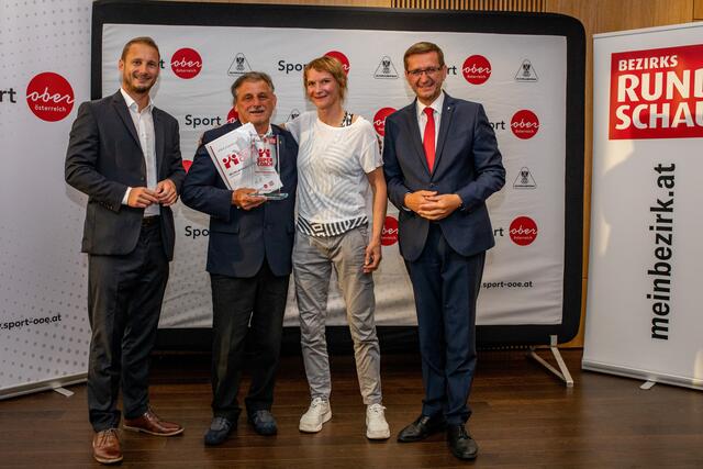 Der Supercoach 2021, Willi Reizelsdorfer (2. v. l.) mit Sabrina Filzmoser, BezirksRundschau-Chefredakteur-Stv. Thomas Kramesberger (l.) und Sport-Landesrat Markus Achleitner. | Foto: BRS/Pils