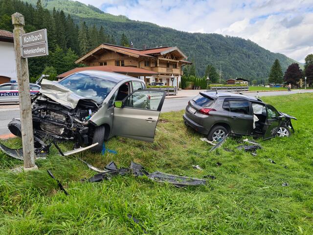 Bei einem Verkehrsunfall in Schwendt wurden zwei Personen schwer verletzt. | Foto: ZOOM.TIROL