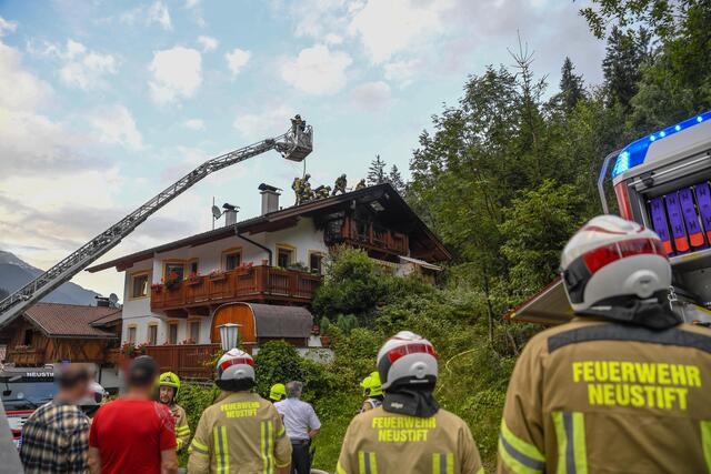 Florianis aus Neustift, Fulpmes und Mieders standen im Einsatz. | Foto: zeitungsfoto.at