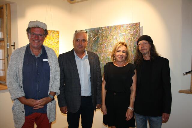 Gernot Pedrazzoli (Kulturzentrum Winkl), Bgm. Heinz Kofler, Irene Zangerl (Kulturzentrum Winkl) und Künstler Erich Horvath, (v.l.).  | Foto: Elisabeth Zangerl 