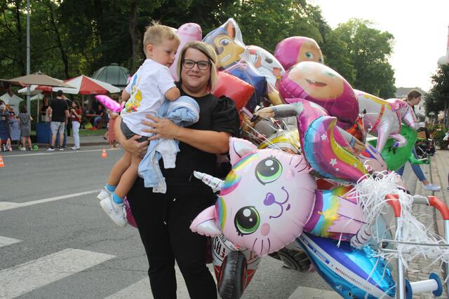Viele bunte Luftballons: Hendrik mit Mama Sandra  | Foto: RMK