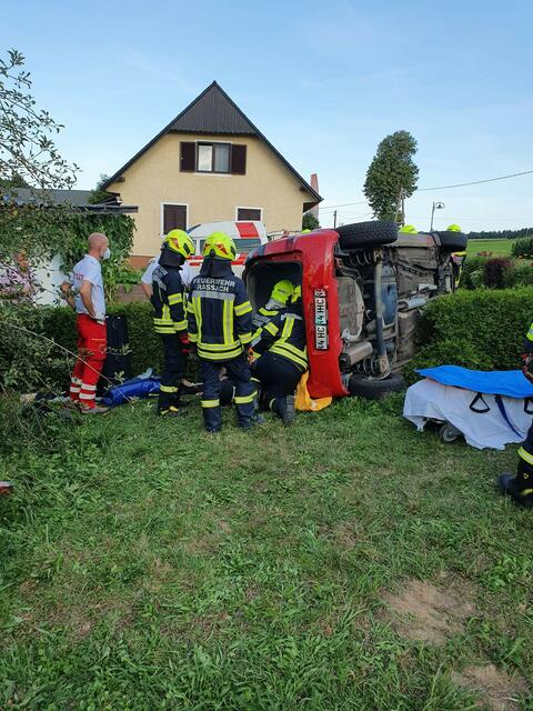 Der Fahrer war im Unfallfahrzeug eingeklemmt und musste von den Eisnatzkräften geborgen werden. | Foto: Andreas Maier/BFVDL