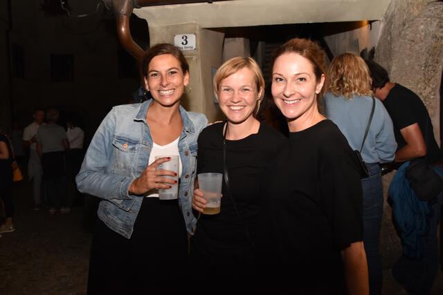 Claudia, Andrea und Verena aus Hall ließen sich von der guten Stimmung anstecken. | Foto: Kendlbacher