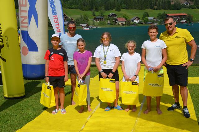 Linja Weinberger (2.v.li) mit den Geschwistern Julia und Raphael Schwarz und weiteren Platzierten absolvierten 500 Meter für Kinder