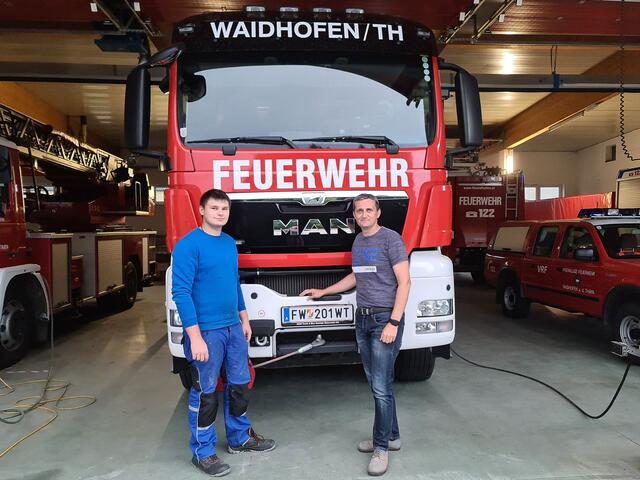 Felix Schiegl mit Feuerwehrkommandant Christian Bartl | Foto: FF Waidhofen