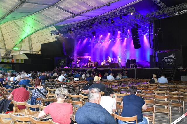 Die Vorband Brofaction brachte die Zuschauer in Stimmung. | Foto: Jakob Klawatsch