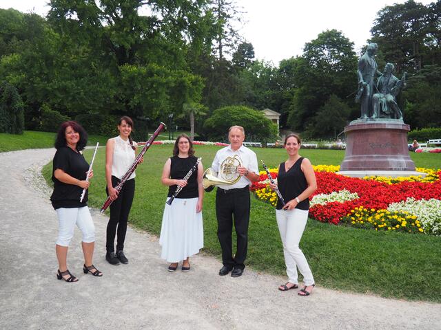 Fototermin im Kurpark Baden: Birgit Tallian Flöte, Daniela Steininger Oboe, Simone Baumann-Bratusa Klarinette, Sandra Kukla Fagott und Karl Gottwald Horn | Foto: privat