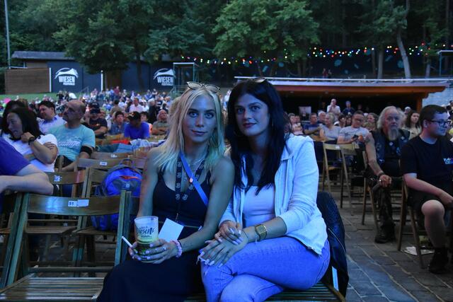 Kerstin und Jennifer (v.l.) sicherten sich einen Platz in der ersten Reihe.  | Foto: Jakob Klawatsch