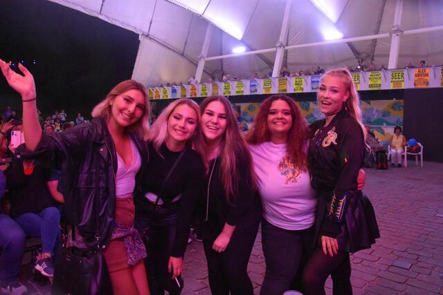 Victoria, Alina, Nina, Regina und Annika (v.l.) tanzten begeistert zu den Klängen der Musik.  | Foto: Jakob Klawatsch