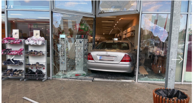 Hoppala: Mit dem Auto direkt ins Schuhgeschäft gekracht ... – Ort des Geschehens war Lannach im Bezirk Deutschlandsberg. | Foto: FF Lannach
