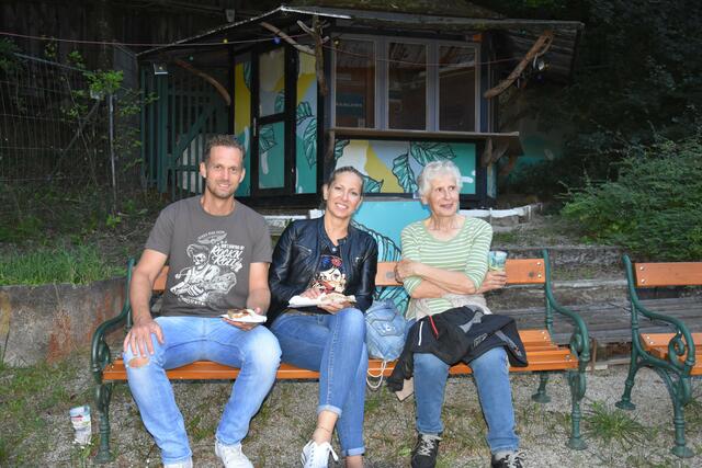 Lukas, Kathi und Erna (v.l.) freuten sich auf die Musik.  | Foto: Jakob Klawatsch