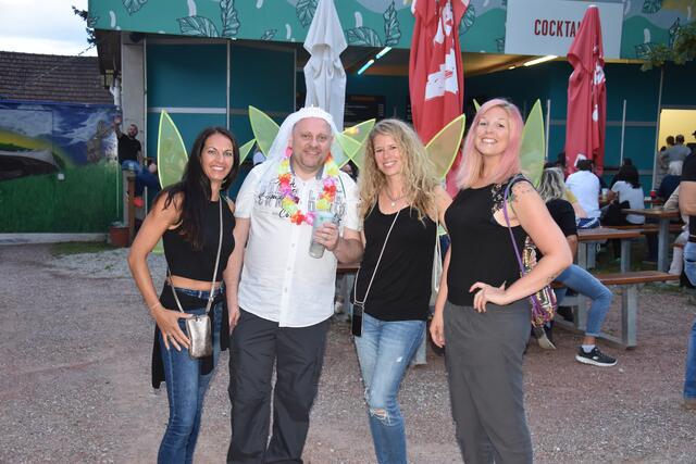 Bettina, Roland (Bräutigam), Margarethe und Pez verbrachten den Polterabend auf dem Festivalgelände.  | Foto: Jakob Klawatsch