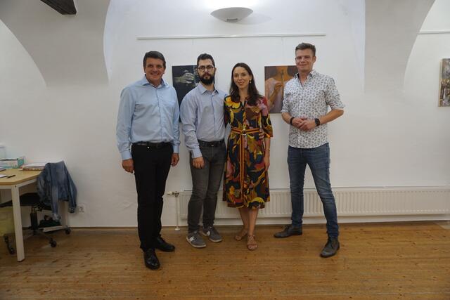 Vernissage in der Galerie im Alten Rathaus: Bgm. Franz Jost, Nikola Gerkusov, Anna Vidyaykina und Kulturreferent Gregor Sommer (v.l.). | Foto: WOCHE