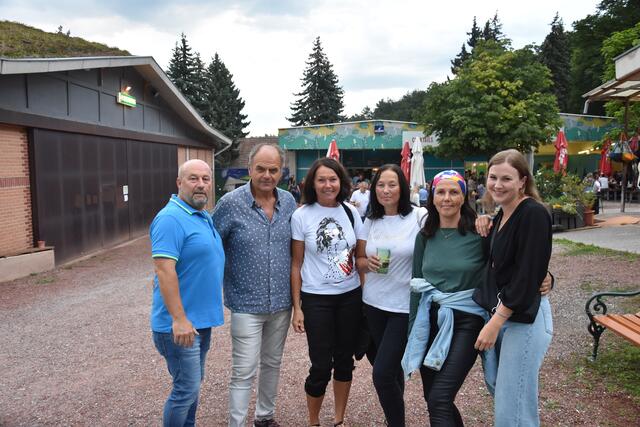 Roland Habeler, Walter und Doris Grafl, Renate Habeler, Monika Klawatsch und Anna Klawatsch (v.l.) freuen sich auf den Konzertabend.  | Foto: Jakob Klawatsch