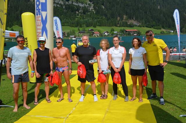 Die Schwestern Amelie und Elena Tragler (5., 6. v.li) siegten wie Achim Engelking (3.v.li) über 1,9 Kilometer