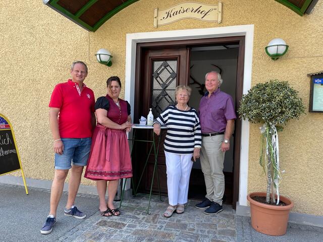 Mili Kralj und Nadja Hofer haben sehr zur Freude der Inhaber Edeltraud und Nikolaus Kaiser den Kaiserhof in St. Oswald ob Eibiswald übernommen und mit gut bürgerlicher Küche wieder eröffnet (v,l.) | Foto: Susanne Veronik