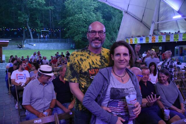 Peter und Ulrike Mitsch (v.l.) genossen zusammen die Konzerte.  | Foto: Jakob Klawatsch
