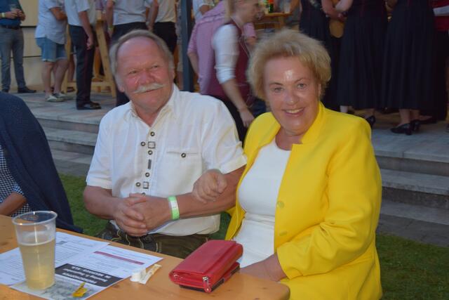 Bürgermeister von Heiligenkreuz Edi Zach und Landtagspräsidentin des Burgenlands Verena Dunst tanzten und sangen zur Musik.