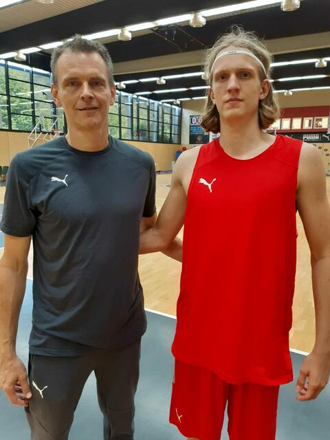 Bambergs Head of Player Development Stefan Weißenböck mit Joshua Schönbäck | Foto: Angelika Schönbäck