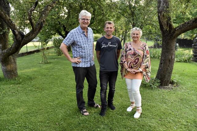 Kulturverein Markt Sankt Martin war wieder erfolgreich: Obmann Gerhard Blaboll, Kabarettist Martin Kosch und Obmann-Stv, Britt Lang nach der gelungenen Vorpremiere im Kulturstadl Markt Sankt Martin