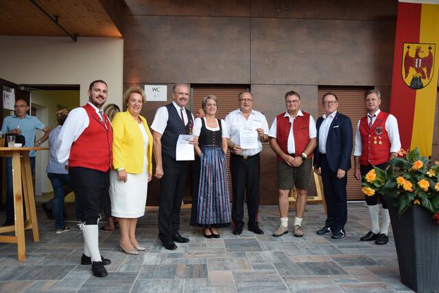 Anton Gangl (mit Ehrungsurkunde links) wurde zum Ehrenobmann und Reinhold Buchas (mit Ehrungsurkunde rechts) wurde zum Ehrenkapellmeister des Bezirks gekürt.