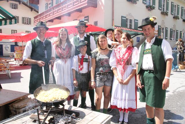 Mit "Kasspatzen" verwöhnte der Trachtenverein die Gäste.
