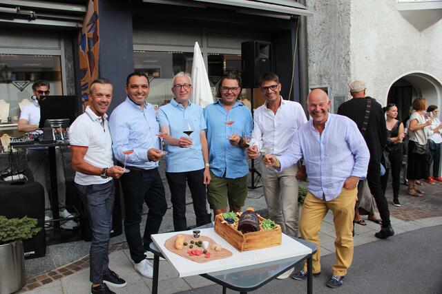 Viel Erfolg und eine Belebung der Stadt, durch die neue "Terrassa del Sol" in der Maisengasse, erhoffen sich  Otmar Ladner (WK-Landeck), Inhaber Suwi Zlatic, Bürgermeister Herbert Mayer, Conny Geiger (TVB Tirol West), Michael Gitterle (WK- Bezirksstellenobmann) und Norbert Waldnig (Tiroler Sommelier Verband) (v.li.) | Foto: Thurner